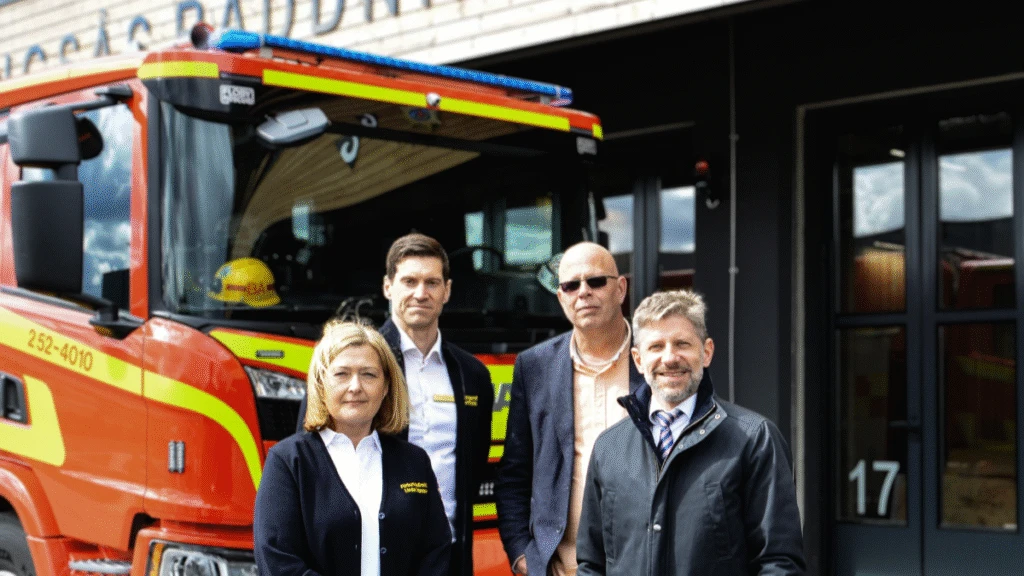 Medarbetare framför utryckningsfordon