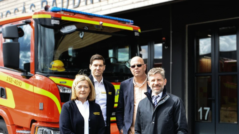 Medarbetare framför utryckningsfordon