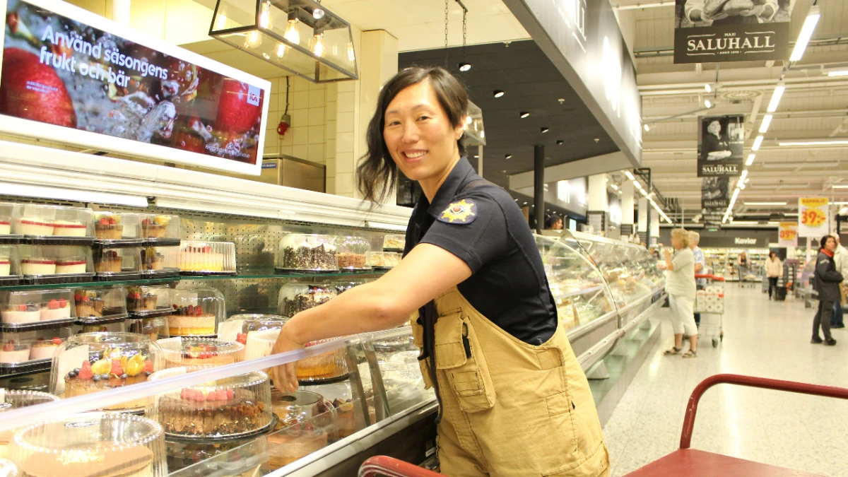 Räddningstjänstpersonal i mataffär som köper tårta