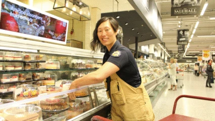 Räddningstjänstpersonal i mataffär som köper tårta