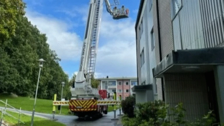 pågående räddningsinsats i bostadsområde