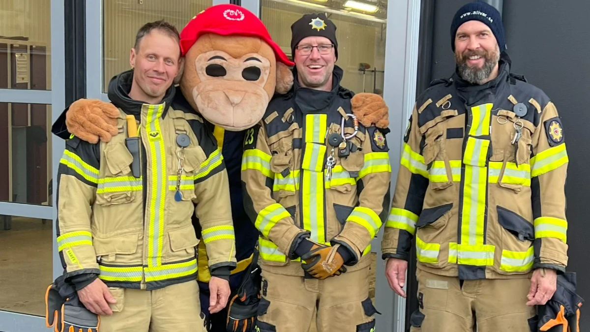 Brandmän och en maskot