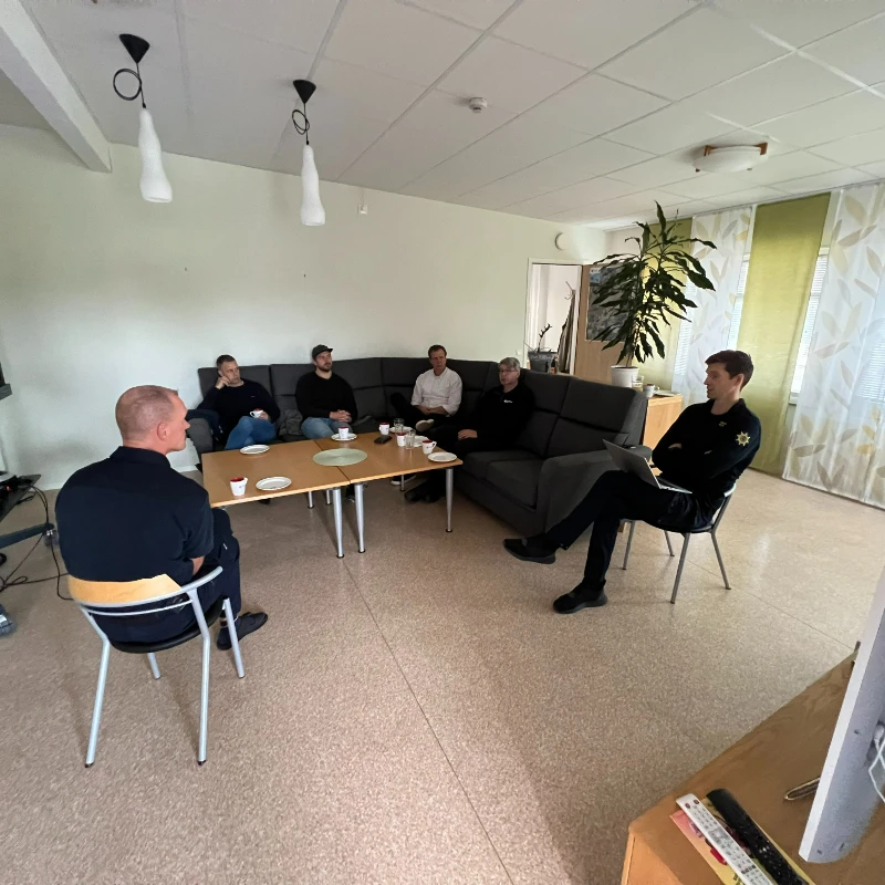 I Vårgårda visar räddningschef Ante Mikacic deltagare en presentation. Styrkeledare Clas-Göran "Clabbe" Wängqvist syns i förgrunden.