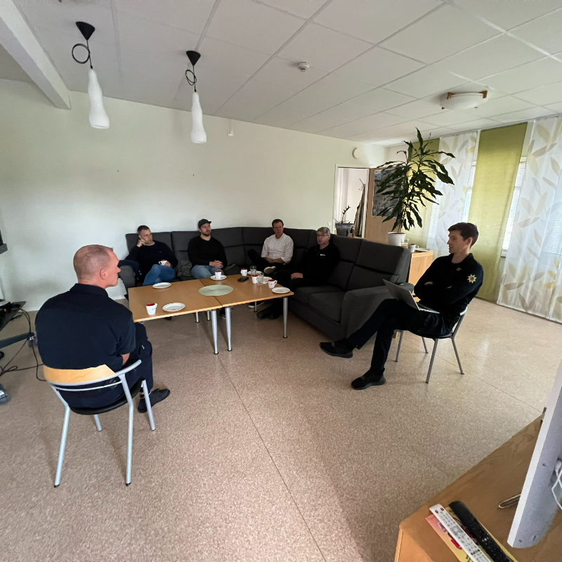 I Vårgårda visar räddningschef Ante Mikacic deltagare en presentation. Styrkeledare Clas-Göran "Clabbe" Wängqvist syns i förgrunden.