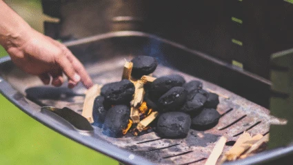 En kolgrill som förbereds