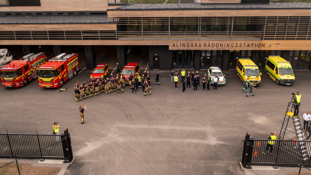 Personal och utryckningsfordon på parkering