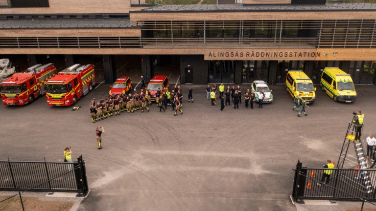 Personal och utryckningsfordon på parkering