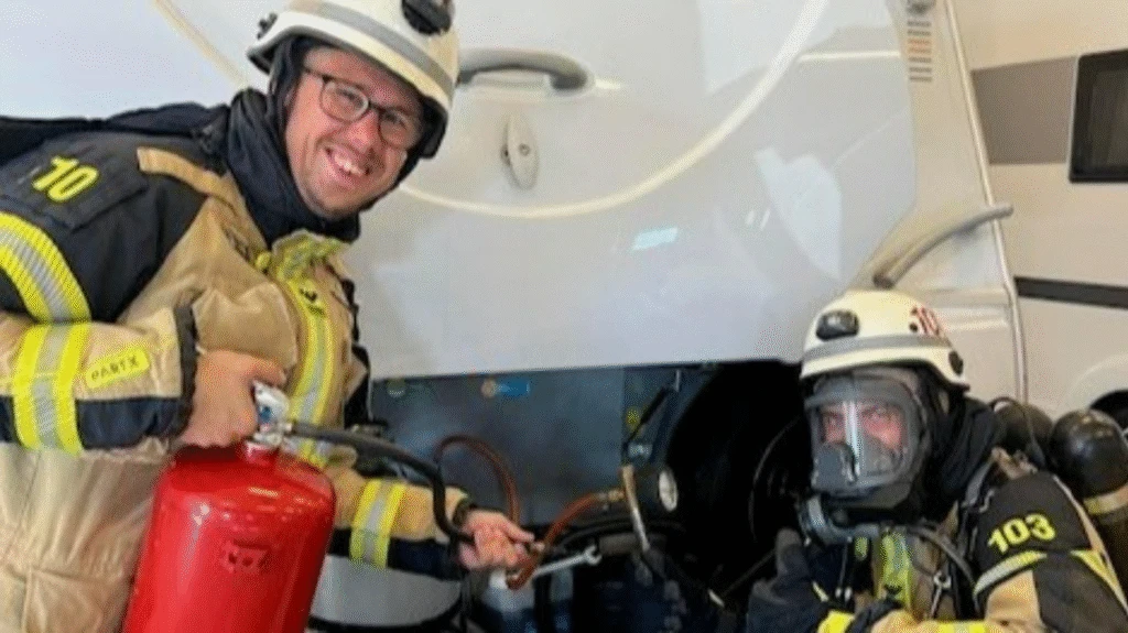 Glad utryckningspersonal håller i brandsläckare