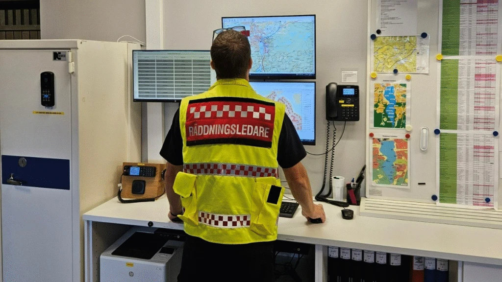 Räddningsledare vid en dator