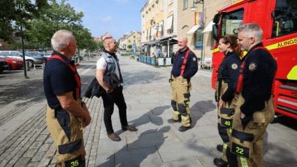 Brandmän pratar med invånare