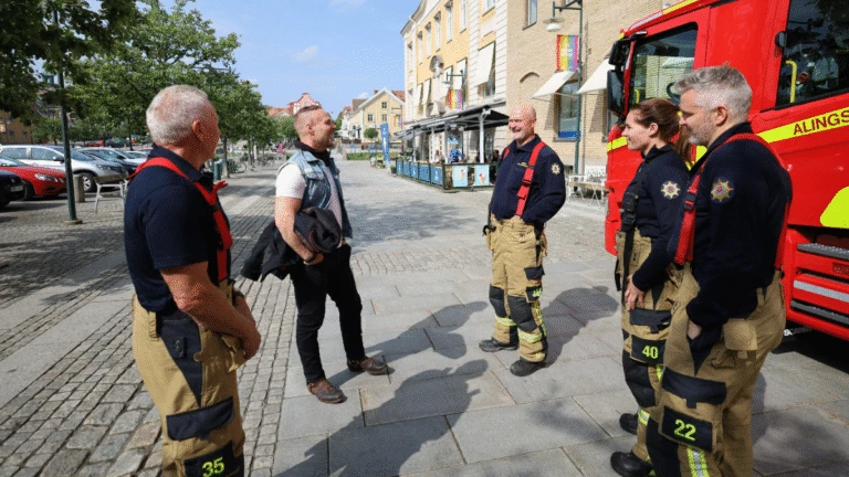 Brandmän pratar med invånare