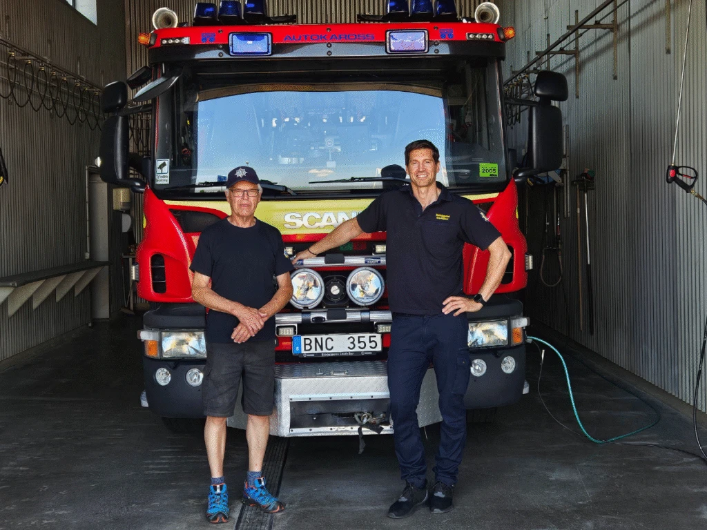 Brandmän framför en brandbil