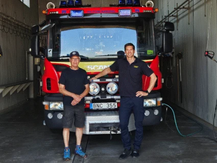 Brandmän framför en brandbil