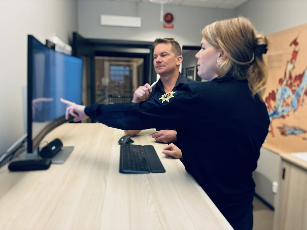 Räddningstjänst personal vid skärm