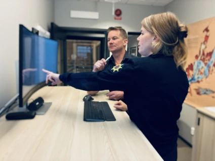 Räddningstjänst personal vid skärm